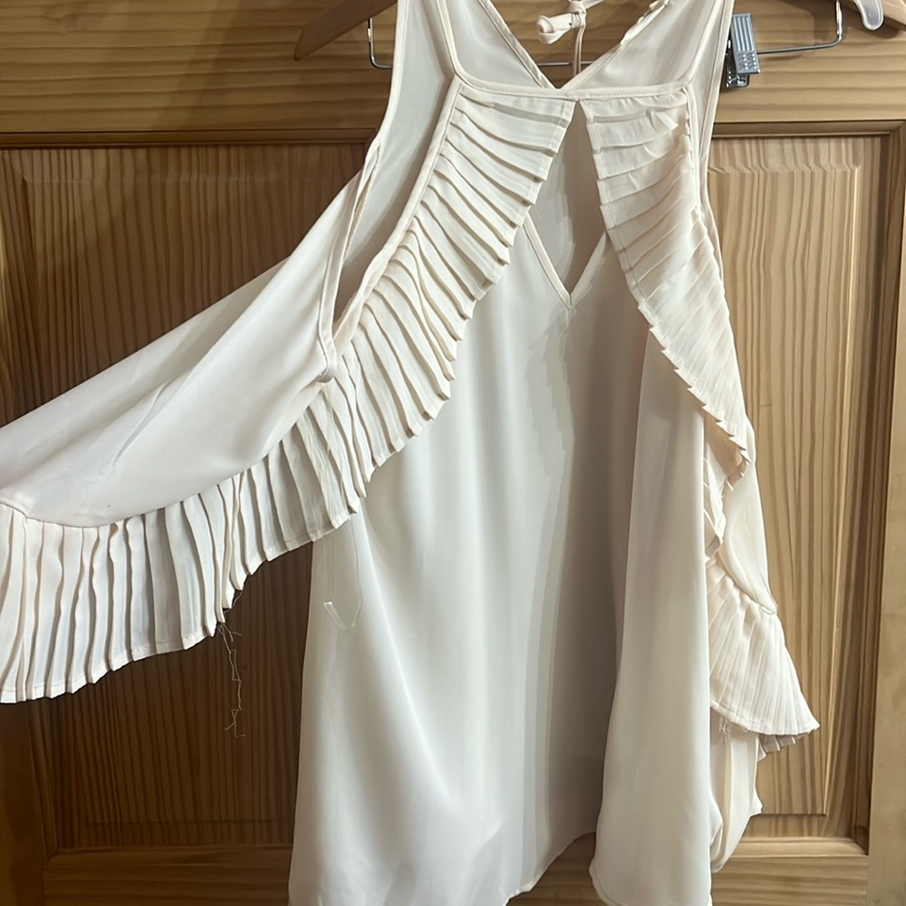 NWT size M Dressy cold shoulder blouse with balloon sleeves and tie back 🔥🔥